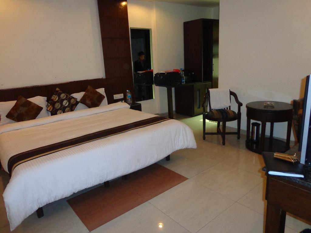 Oyo Hotel Grand Peepal New Delhi Room photo