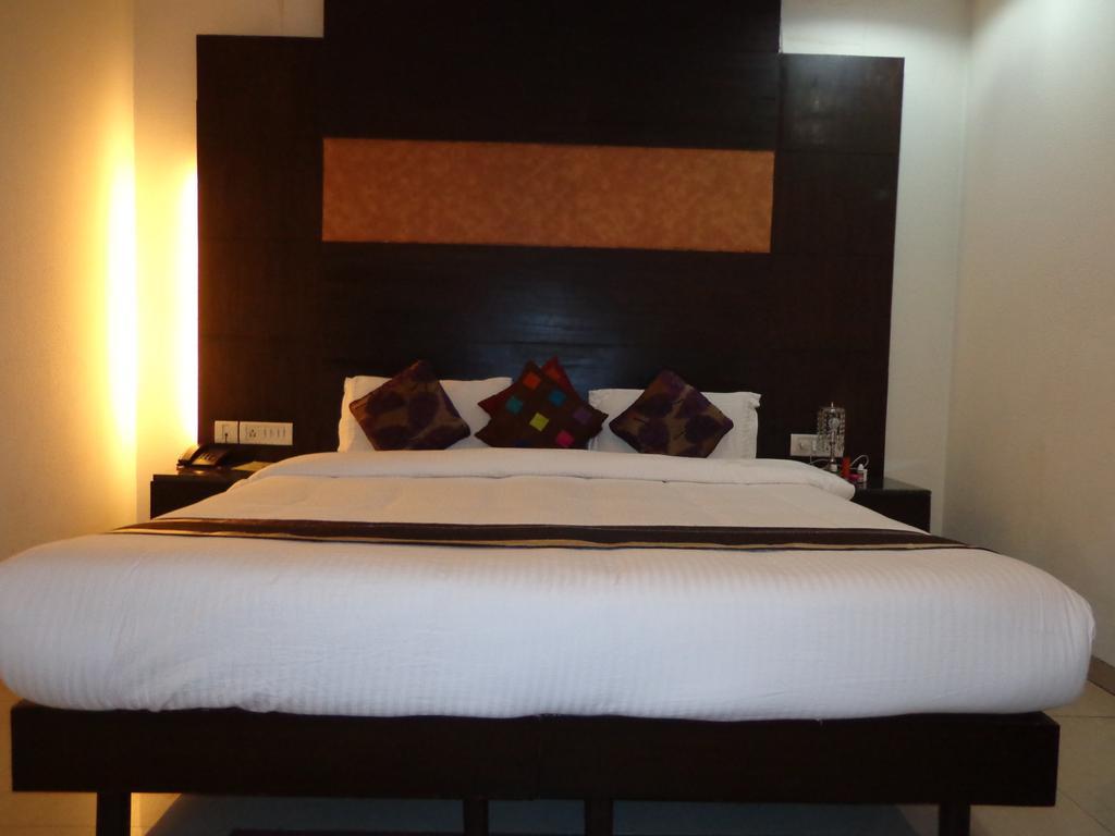 Oyo Hotel Grand Peepal New Delhi Room photo
